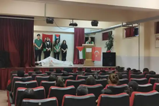Gazi Anadolu Lisesi’nde “Mavi Kurdele” ile Gazze’ye duyarlılık