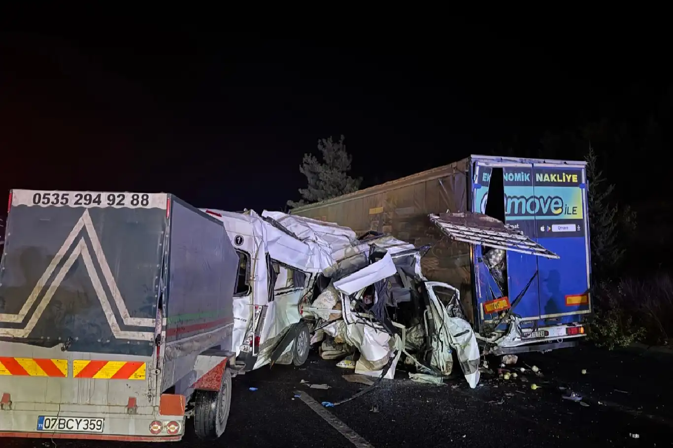 Tarsus'ta tarım işçilerini taşıyan minibüs tıra çarptı: 3 ölü, 16 yaralı