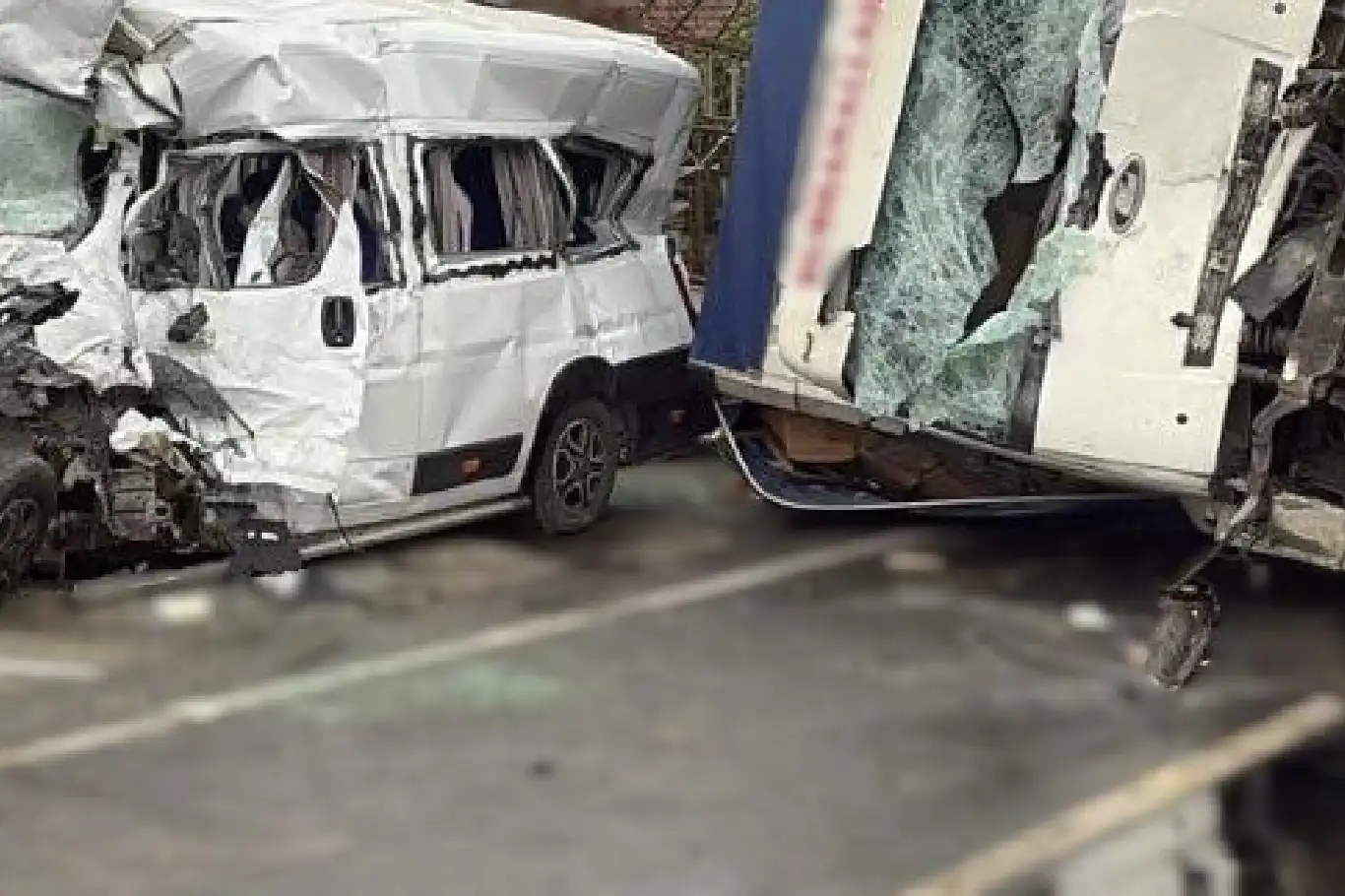 Tekirdağ’da servis minibüsü ile kamyon çarpıştı: 3 ölü, 9 yaralı