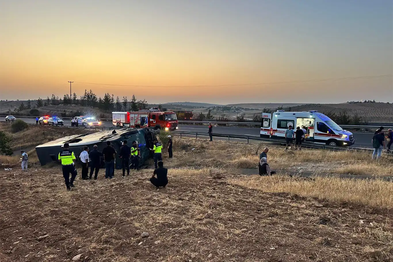 Şanlıurfa'da yolcu otobüsü devrildi: 27 yaralı
