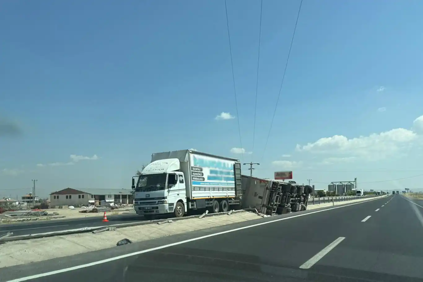 Konya-Aksaray yolunda kamyon devrildi: Sürücü ağır yaralandı Konya-Aksaray yolunda kamyon devrildi: Sürücü ağır yaralandı