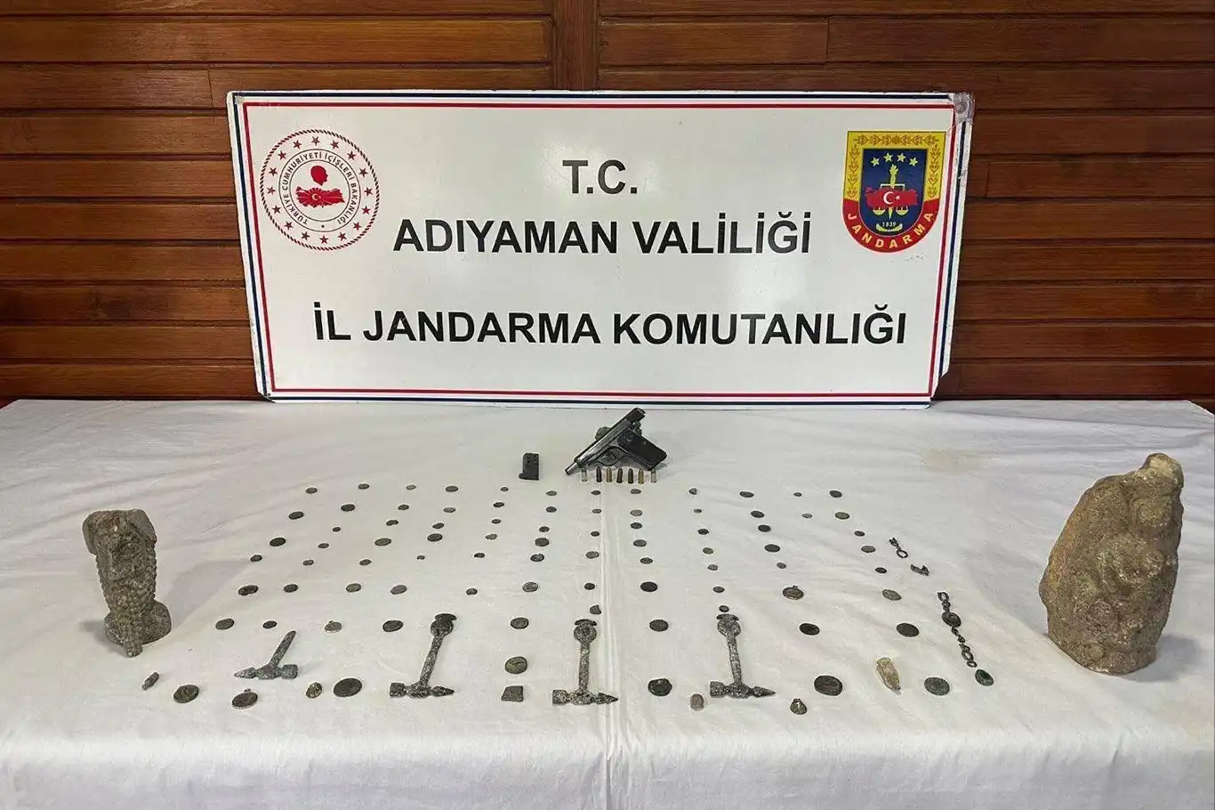 Adıyaman'da tarihi eser kaçakçılığı operasyonu: 4 gözaltı Adıyaman'da tarihi eser kaçakçılığı operasyonu: 4 gözaltı