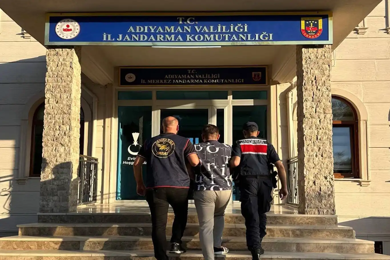 Trafik güvenliğini tehlikeye sokma suçlarından araması bulunan şahıs yakalandı Trafik güvenliğini tehlikeye sokma suçlarından araması bulunan şahıs yakalandı