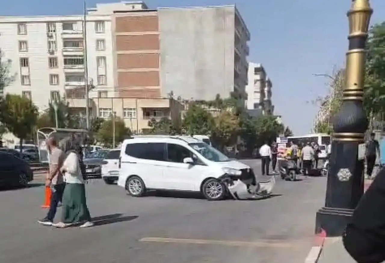 Siirt’te hafif ticari araç motosikletlilere çarptı: 2 yaralı Siirt’te hafif ticari araç motosikletlilere çarptı: 2 yaralı