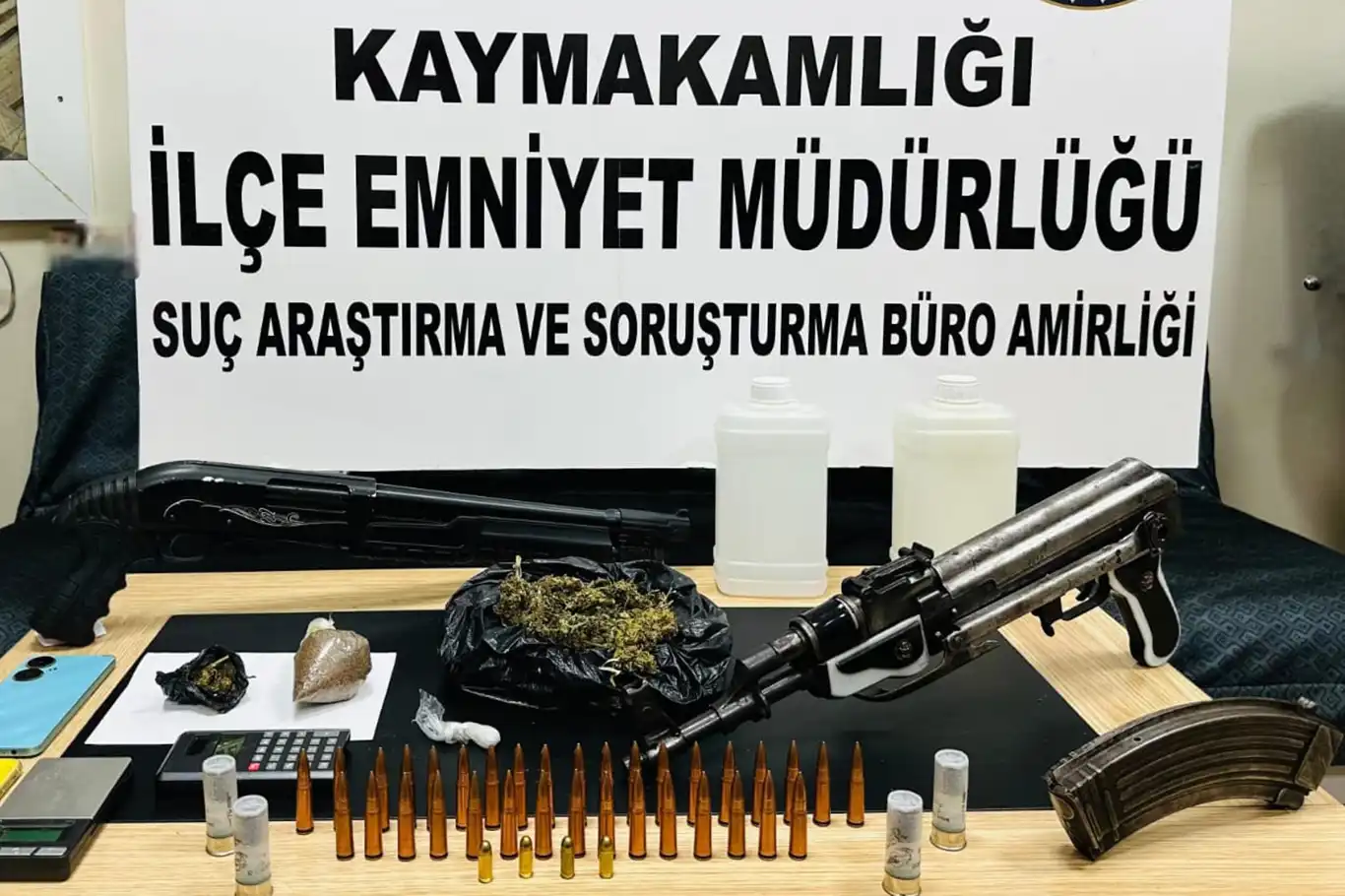 Gaziantep’te silah ve uyuşturucu operasyonu: 1 şüpheli yakalandı Gaziantep’te silah ve uyuşturucu operasyonu: 1 şüpheli yakalandı