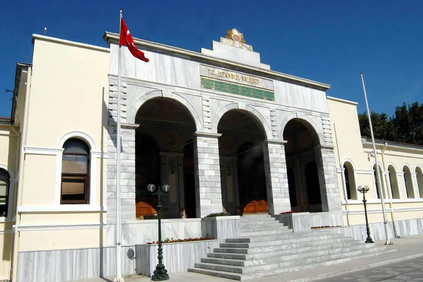 Siyonist Enrico Macias konseri tepkiler üzerine iptal edildi Siyonist Enrico Macias konseri tepkiler üzerine iptal edildi