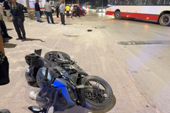 Otobüs ile motosiklet çarpıştı: Bir yaralı