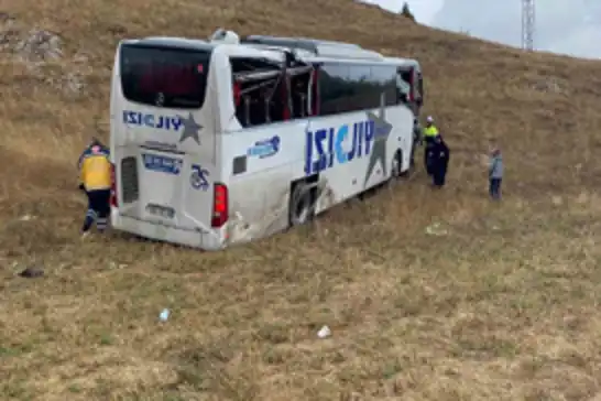 Sivas’ta yolcu otobüsü ile tır çarpıştı: 20 kişi yaralandı
