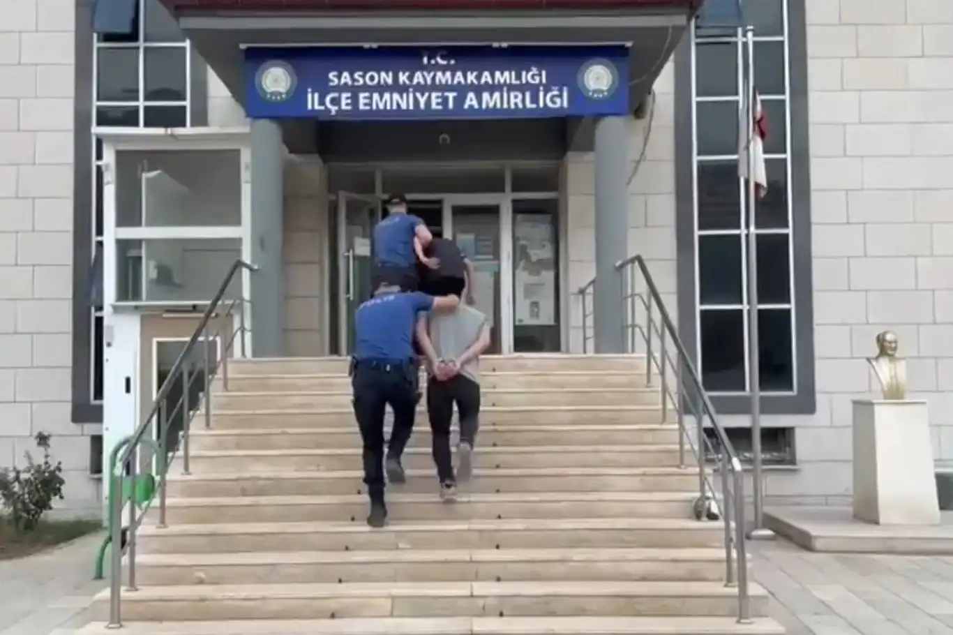 Batman'da hırsızlık şüphelileri tutuklandı Batman'da hırsızlık şüphelileri tutuklandı
