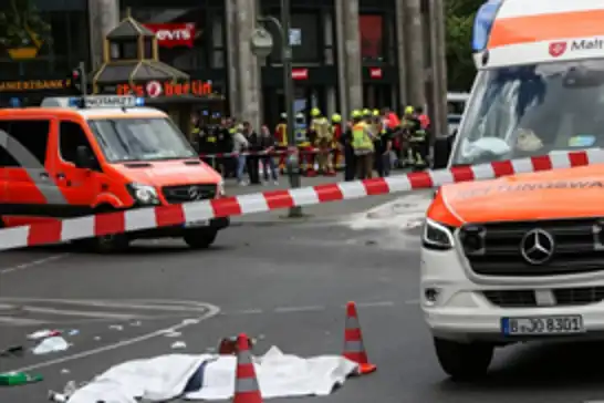 Almanya'da araç kalabalığın arasına daldı: 4 yaralı