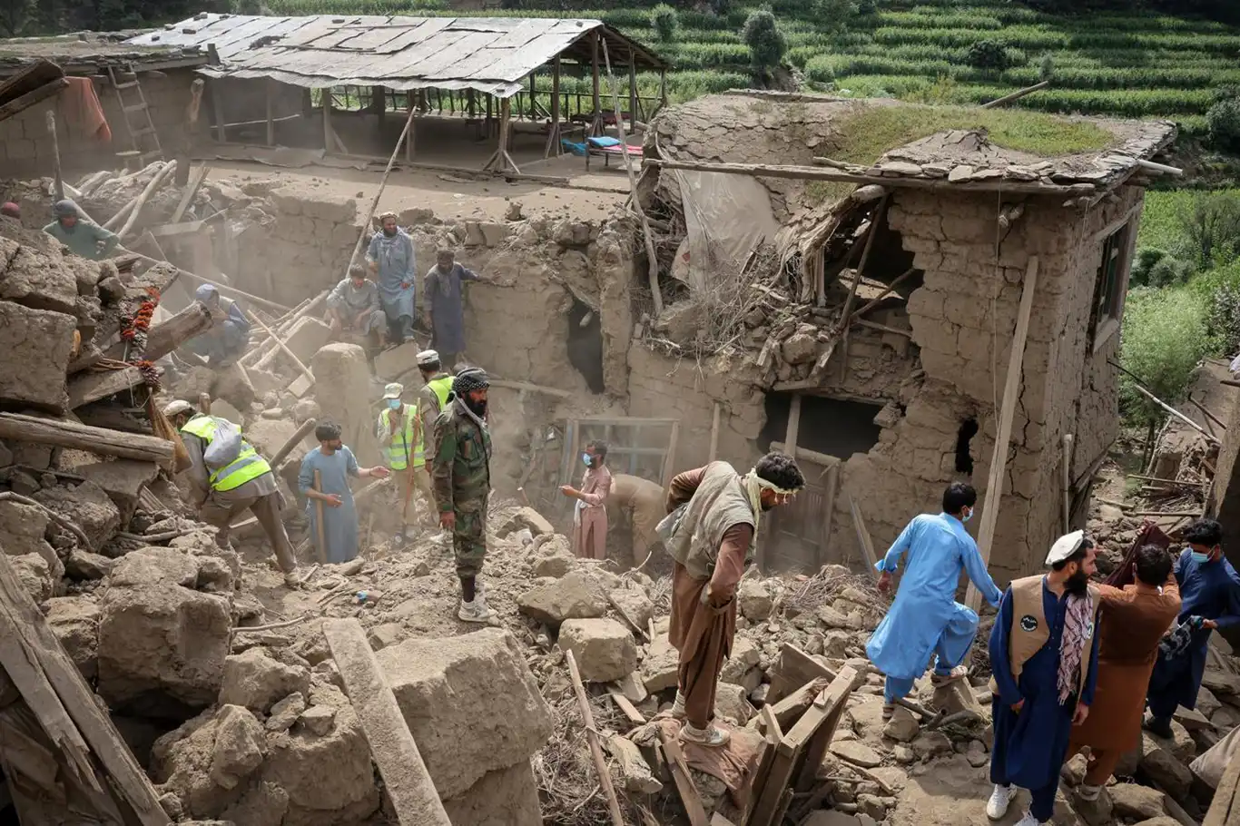Afganistan'daki depremde can kaybı 2 bin 205'e yükseldi Afganistan'daki depremde can kaybı 2 bin 205'e yükseldi