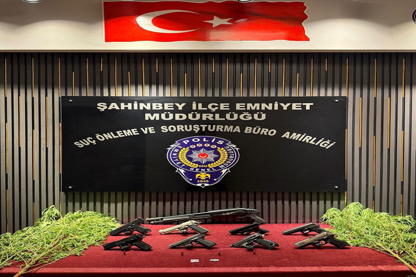 Gaziantep'te ruhsatsız silah operasyonu: 5 gözaltı Gaziantep'te ruhsatsız silah operasyonu: 5 gözaltı