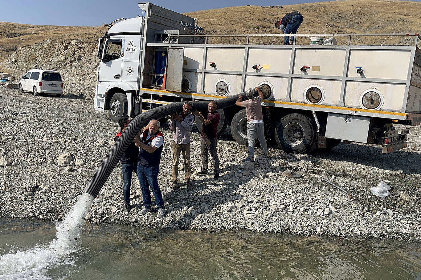 Malatya'da iç sulara 1 milyon 73 bin yavru sazan bırakıldı Malatya'da iç sulara 1 milyon 73 bin yavru sazan bırakıldı