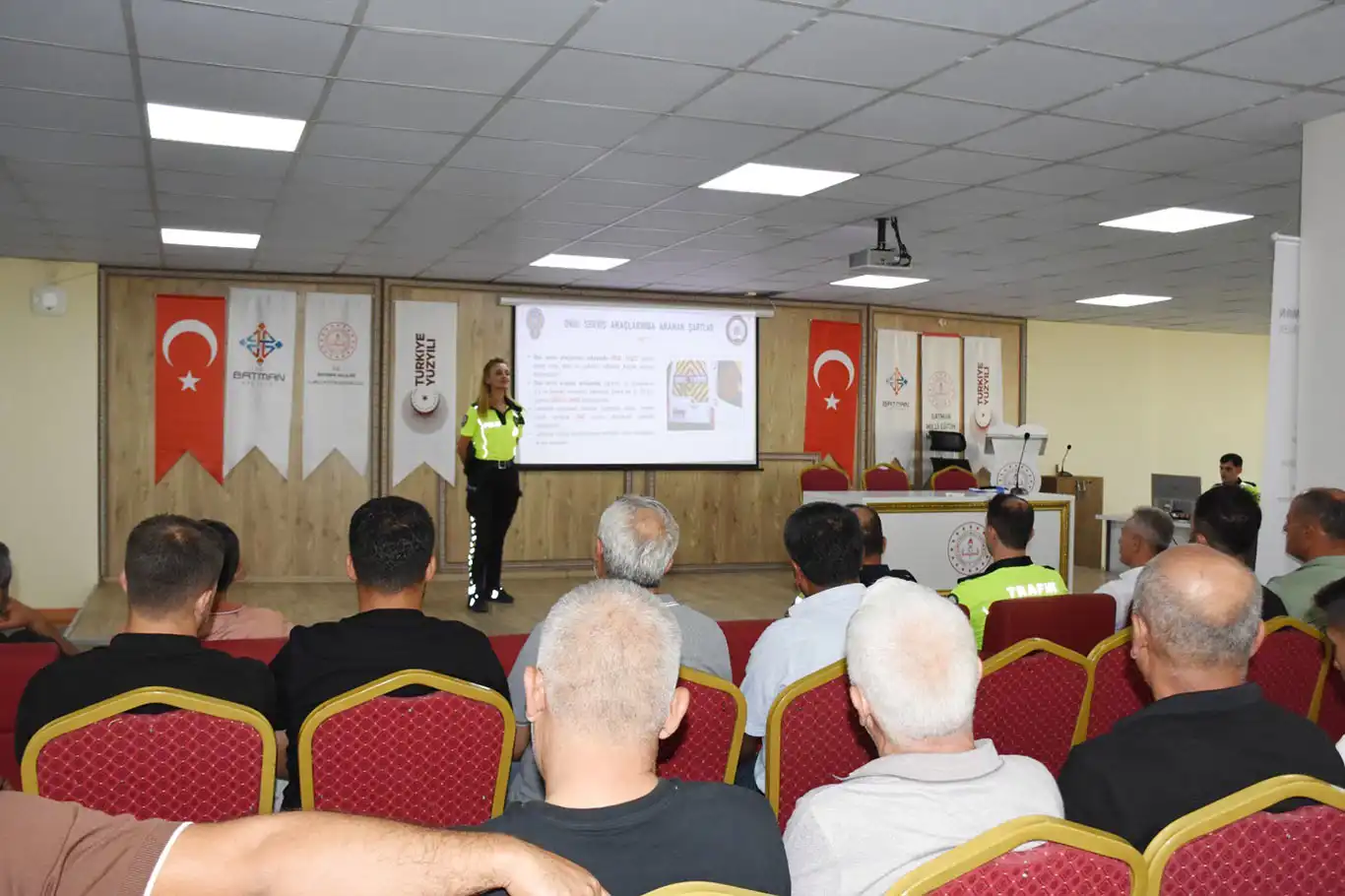 Batman'da okul servis şoförlerine trafik eğitimi Batman'da okul servis şoförlerine trafik eğitimi