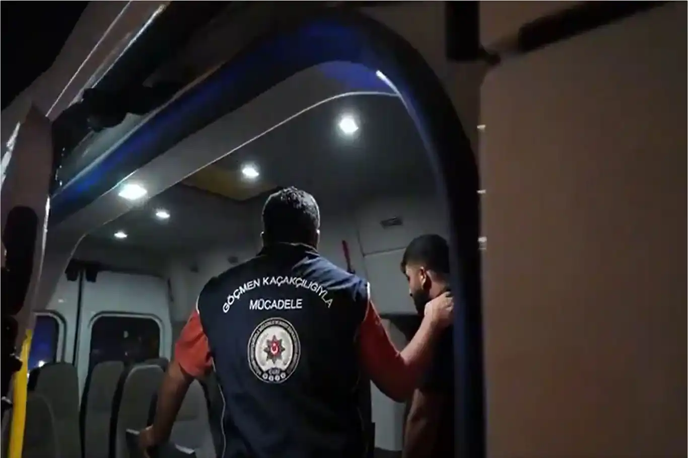 Mersin'de 12 düzensiz göçmen yakalandı Mersin'de 12 düzensiz göçmen yakalandı