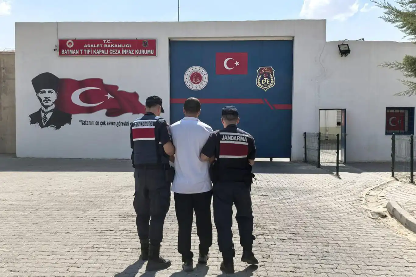 Batman'da uyuşturucu satıcısı 12 yıl hapis cezasıyla yakalandı Batman'da uyuşturucu satıcısı 12 yıl hapis cezasıyla yakalandı