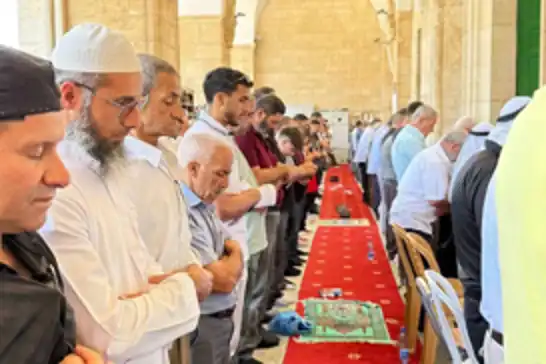 لەگەڵ گەماڕۆی سەهیۆنییەکان ٤٠ هەزار مسوڵمان لە مزگەوتی ئەقسا نوێژی هەینیان ئەنجام دایەوە