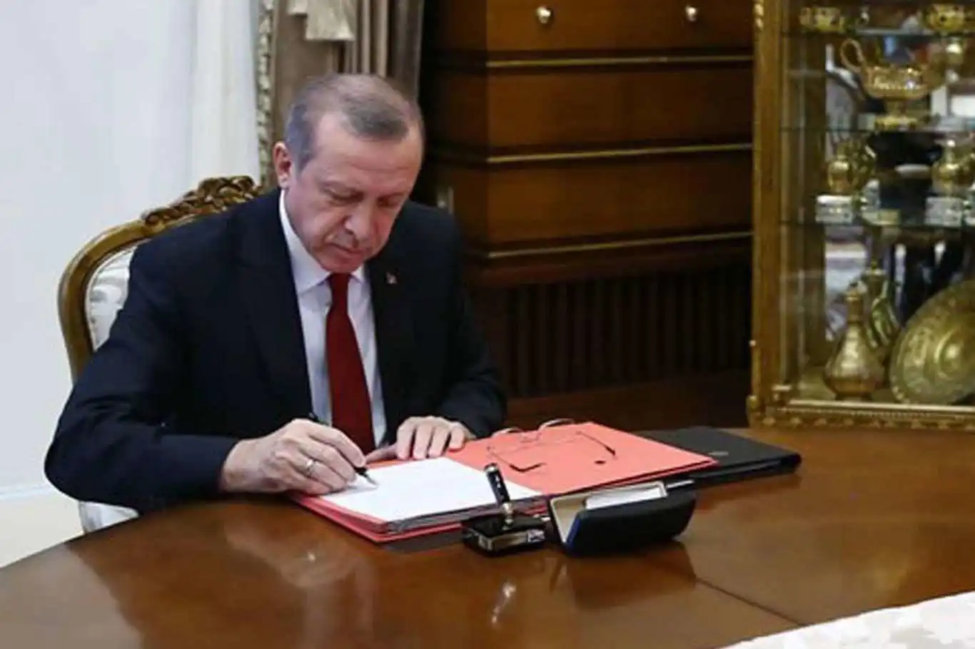 Cumhurbaşkanı Erdoğan'dan yeni atamalar ve görevden almalar Cumhurbaşkanı Erdoğan'dan yeni atamalar ve görevden almalar