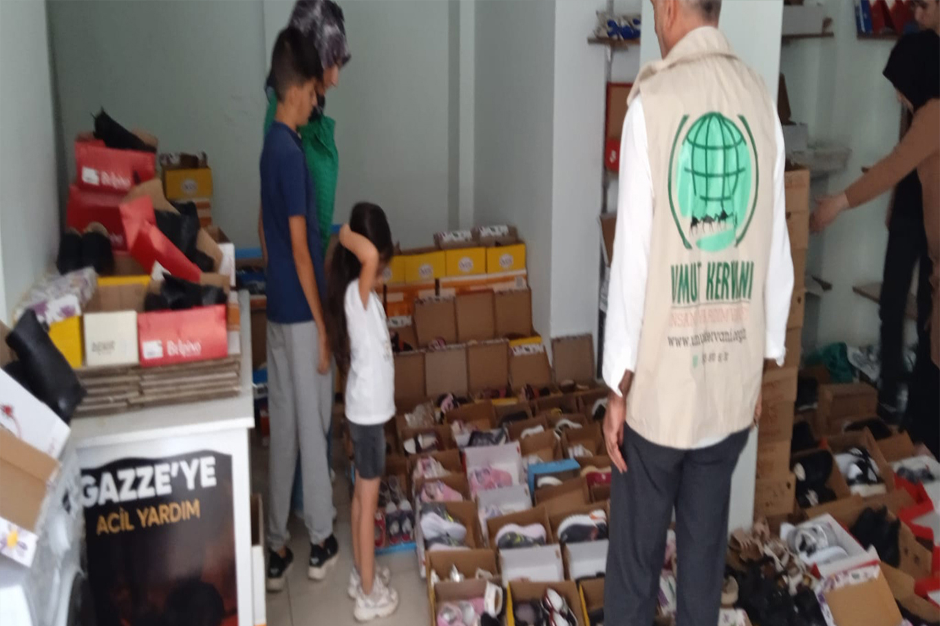 Umut Kervanı’ndan yetim ve muhtaç ailelere ayakkabı desteği Umut Kervanı’ndan yetim ve muhtaç ailelere ayakkabı desteği