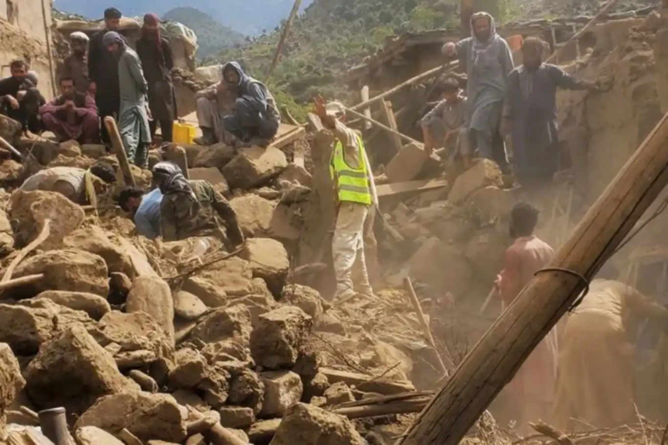 Afganistan'daki depremde can kaybı 3 bine ulaştı Afganistan'daki depremde can kaybı 3 bine ulaştı