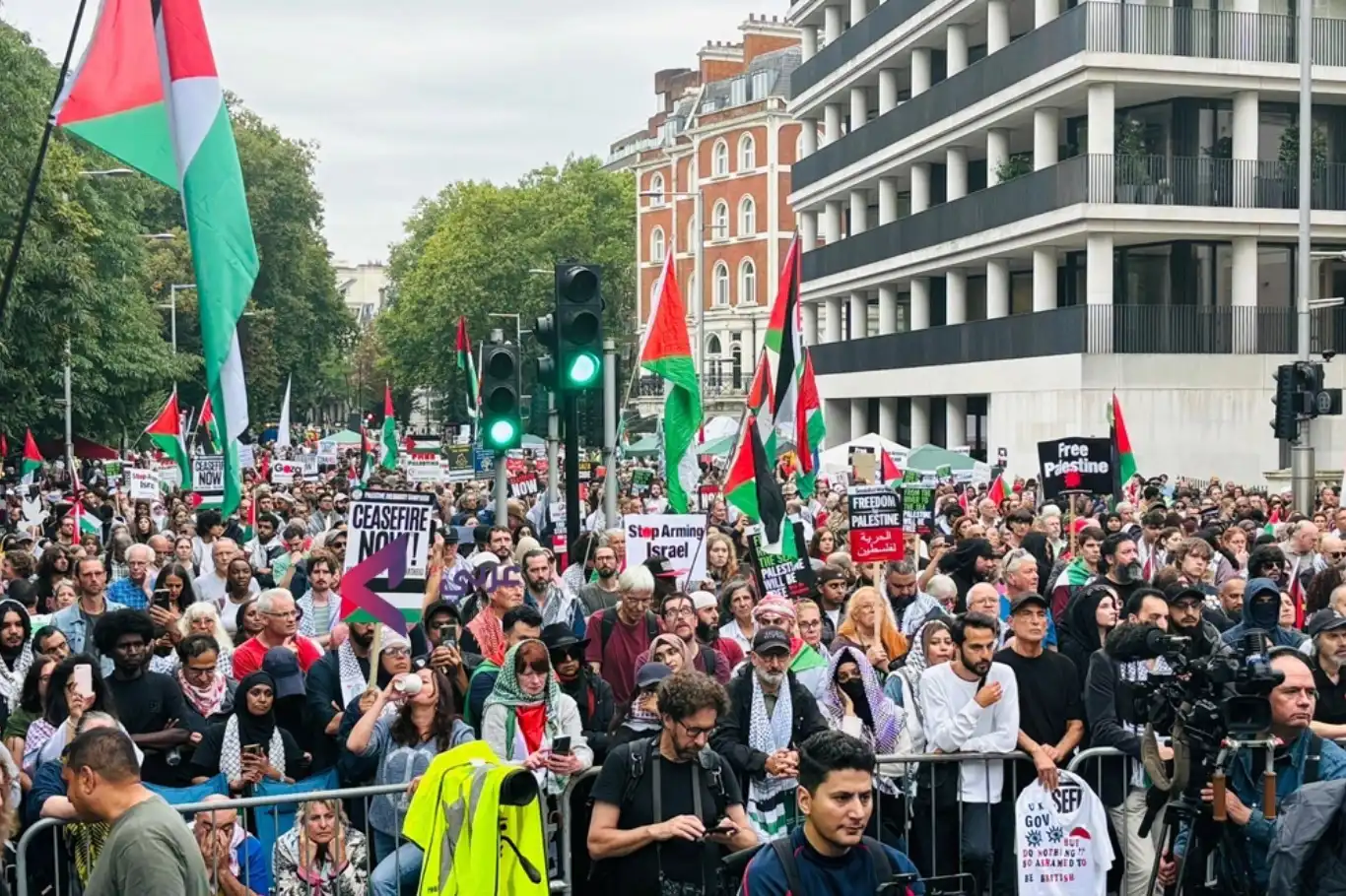 آلاف المتظاهرين حول العالم للمطالبة بوقف الإبادة في غزة آلاف المتظاهرين حول العالم للمطالبة بوقف الإبادة في غزة