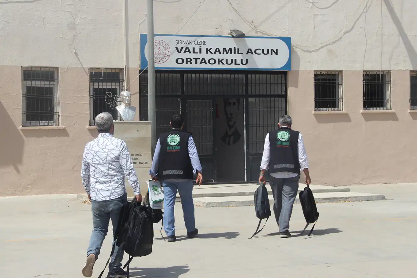 Umut Kervanı Cizre’de onlarca öğrenciye kırtasiye malzemesi ulaştırdı Umut Kervanı Cizre’de onlarca öğrenciye kırtasiye malzemesi ulaştırdı