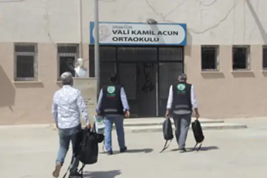 Umut Kervanı Cizre’de onlarca öğrenciye kırtasiye malzemesi ulaştırdı