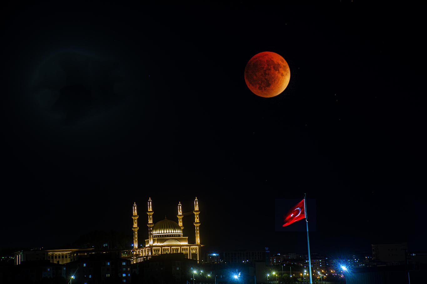 Kanlı ay tutulması Batman'da izlendi Kanlı ay tutulması Batman'da izlendi
