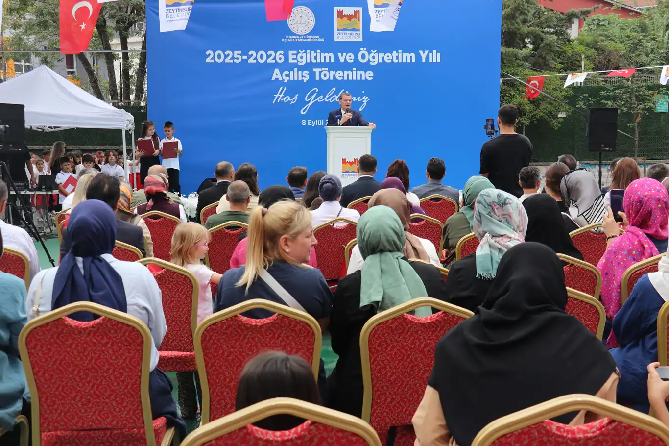 İstanbul'da 3 milyon öğrenci için ilk ders zili çaldı