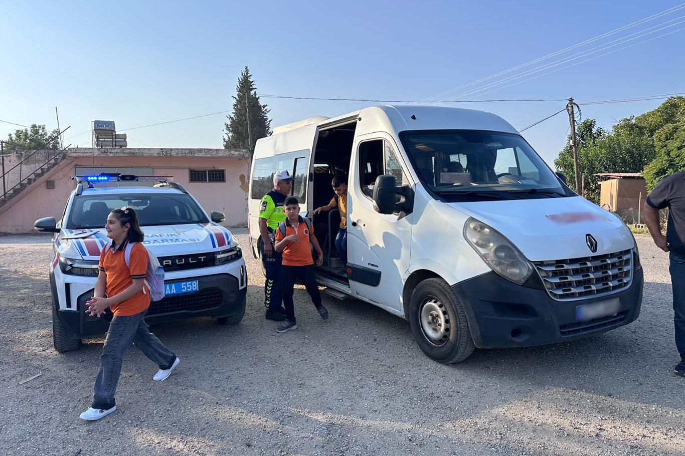 Gaziantep'te okulların ilk gününde yoğun güvenlik önlemleri Gaziantep'te okulların ilk gününde yoğun güvenlik önlemleri