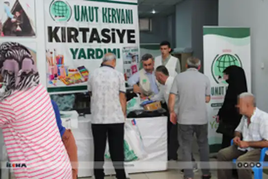 Hope Caravan provides stationery aid to hundreds of needy students in Batman