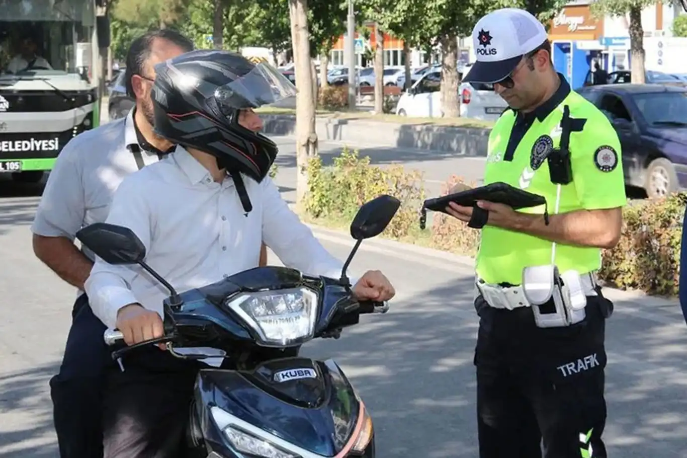Kask ve kaldırım denetiminde 919 sürücüye 2,4 milyon TL ceza kesildi Kask ve kaldırım denetiminde 919 sürücüye 2,4 milyon TL ceza kesildi