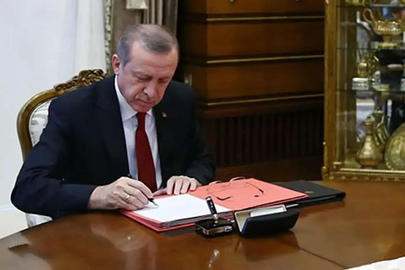 Yurt dışına çıkış harcında artış kararı Resmi Gazete'de Yurt dışına çıkış harcında artış kararı Resmi Gazete'de