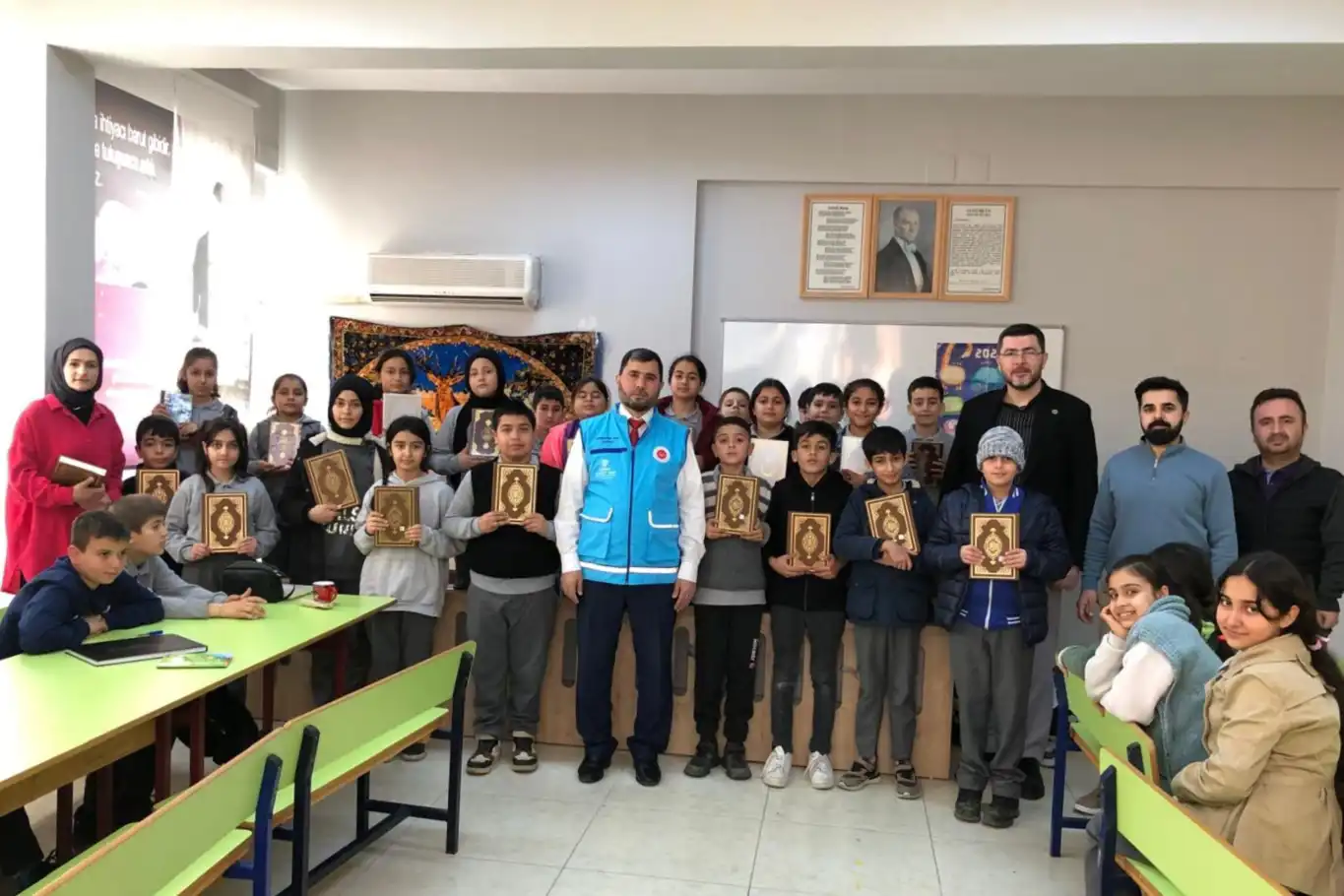 Kur’an-ı Kerim dersini seçen öğrencilere TDV'den anlamlı hediye Kur’an-ı Kerim dersini seçen öğrencilere TDV'den anlamlı hediye