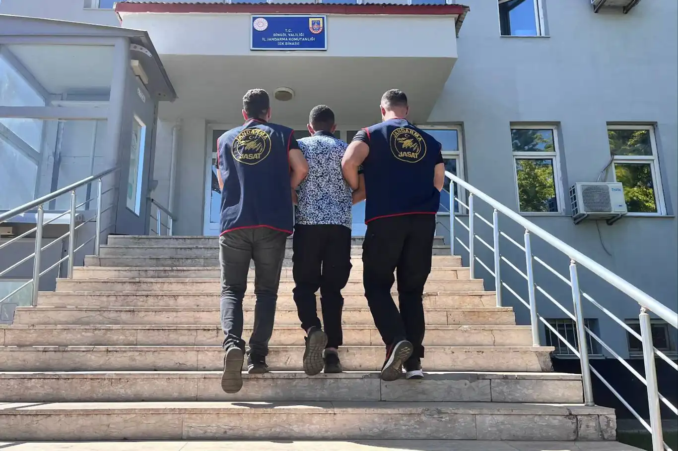 Bingöl’de 3 yıl 4 ay hapis cezası bulunan şahıs yakalandı Bingöl’de 3 yıl 4 ay hapis cezası bulunan şahıs yakalandı