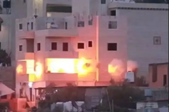 الاحتلال الصهيوني يفجّر منزل أسير فلسطيني في بلدة بيت عوّا