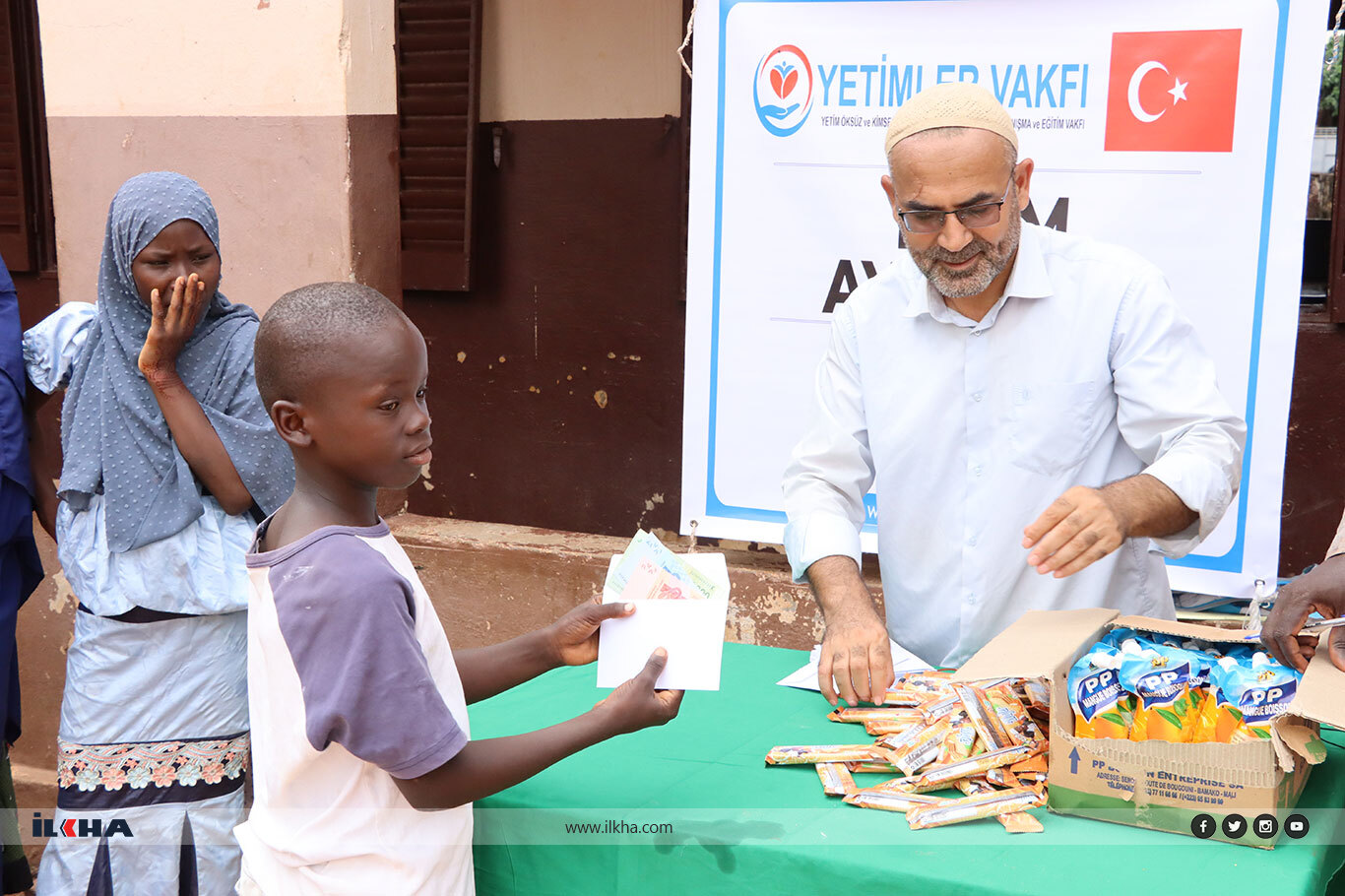 Orphans Foundation distributes monthly allowances to needy children in Mali