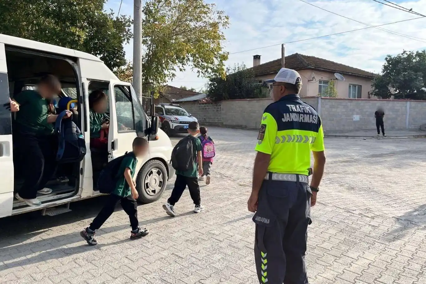 Bursa'da okul önlerinde denetim: 11 şahıs yakalandı Bursa'da okul önlerinde denetim: 11 şahıs yakalandı