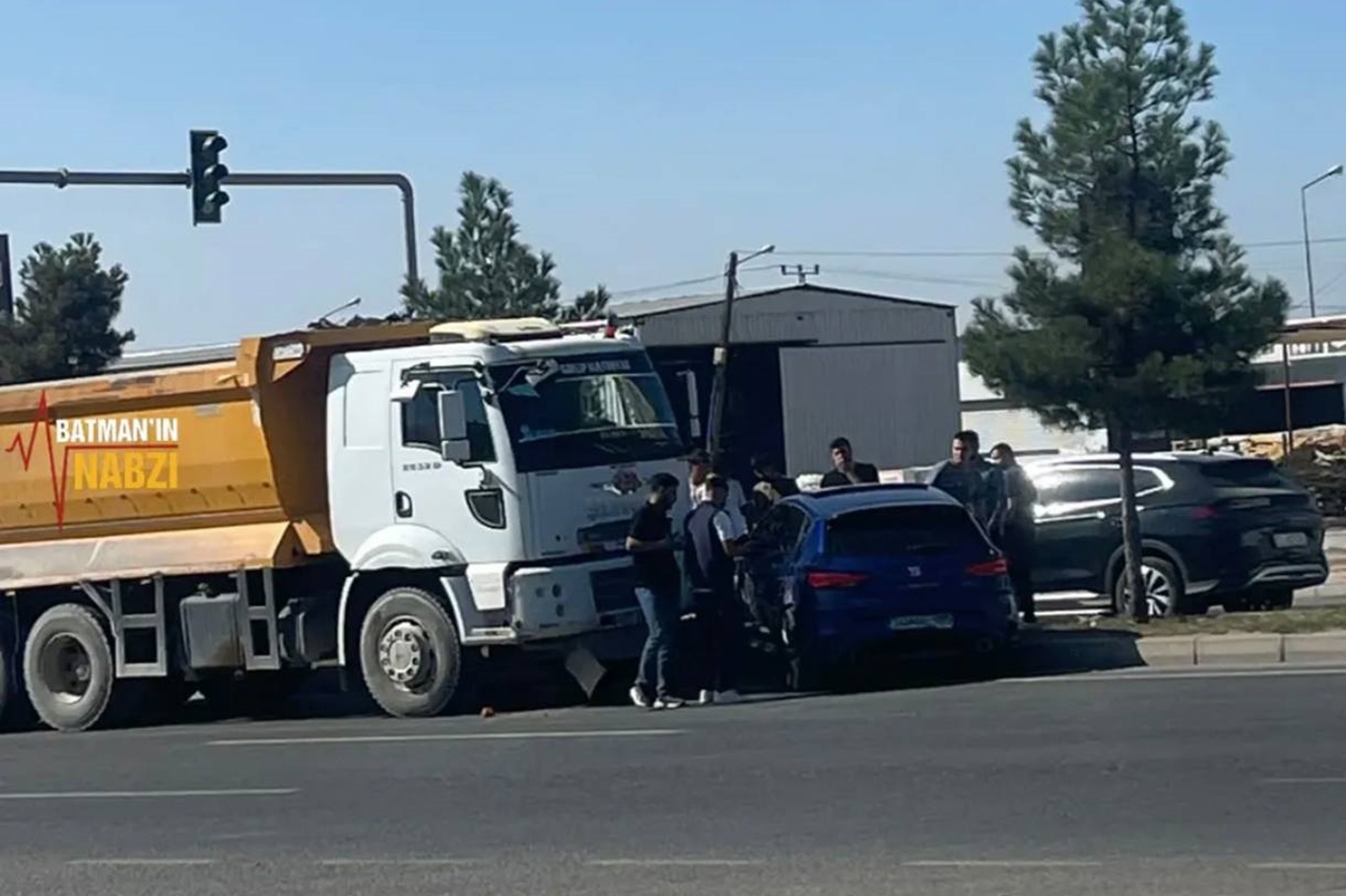 Batman'da hafriyat kamyonu ile otomobil çarpıştı Batman'da hafriyat kamyonu ile otomobil çarpıştı
