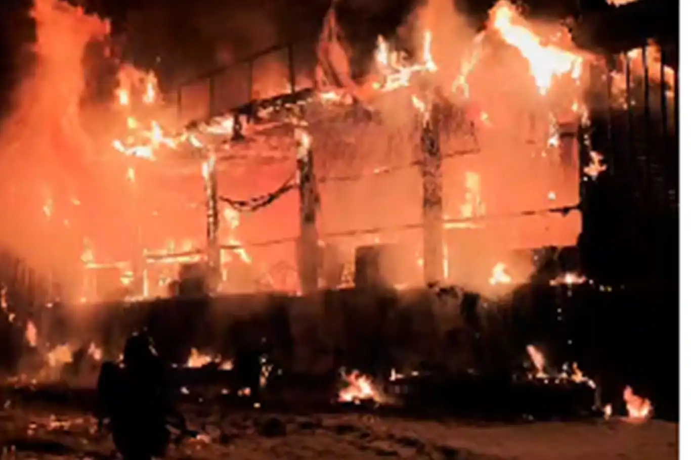 Batman'da gece saatlerinde çıkan yangın kafeyi kullanılamaz hale getirdi