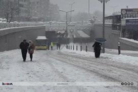 Otobusên şaredariyê yên ku nikarîbûn hilkişin ser rampê, rêwiyan li nîvê rê dadixistin