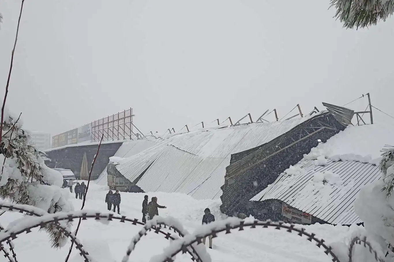 Diyarbakır'da yoğun kar etkili oldu: Çatılar araçların üzerine çöktü