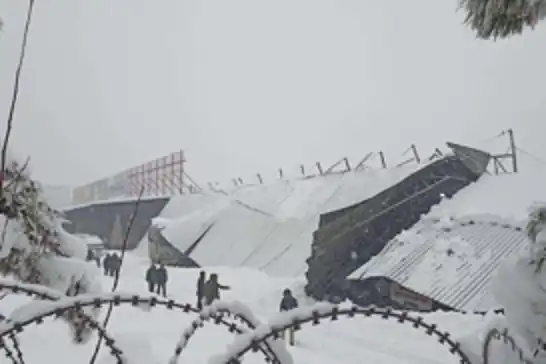Diyarbakır'da yoğun kar etkili oldu: Çatılar araçların üzerine çöktü