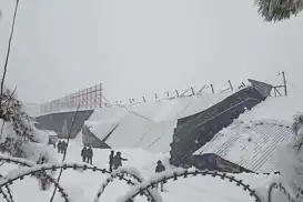Diyarbakır'da yoğun kar etkili oldu: Çatılar araçların üzerine çöktü