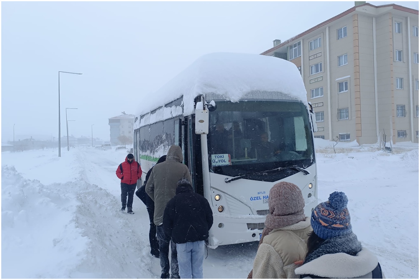 Bitlis’te hayat durdu, 335 yerleşim yeri ulaşıma kapandı.