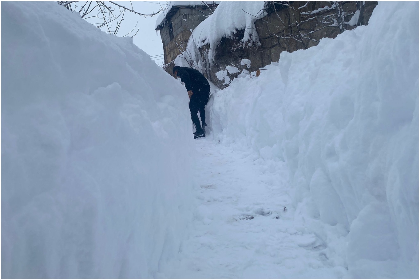 Bitlis’te hayat durdu, 335 yerleşim yeri ulaşıma kapandı.