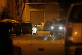 Batı Şeria'da ev baskınları: İşgalciler 29 Filistinliyi esir aldı