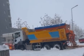 Kar Diyarbakır'ı teslim aldı: Küreme aracı bile yolda kaldı