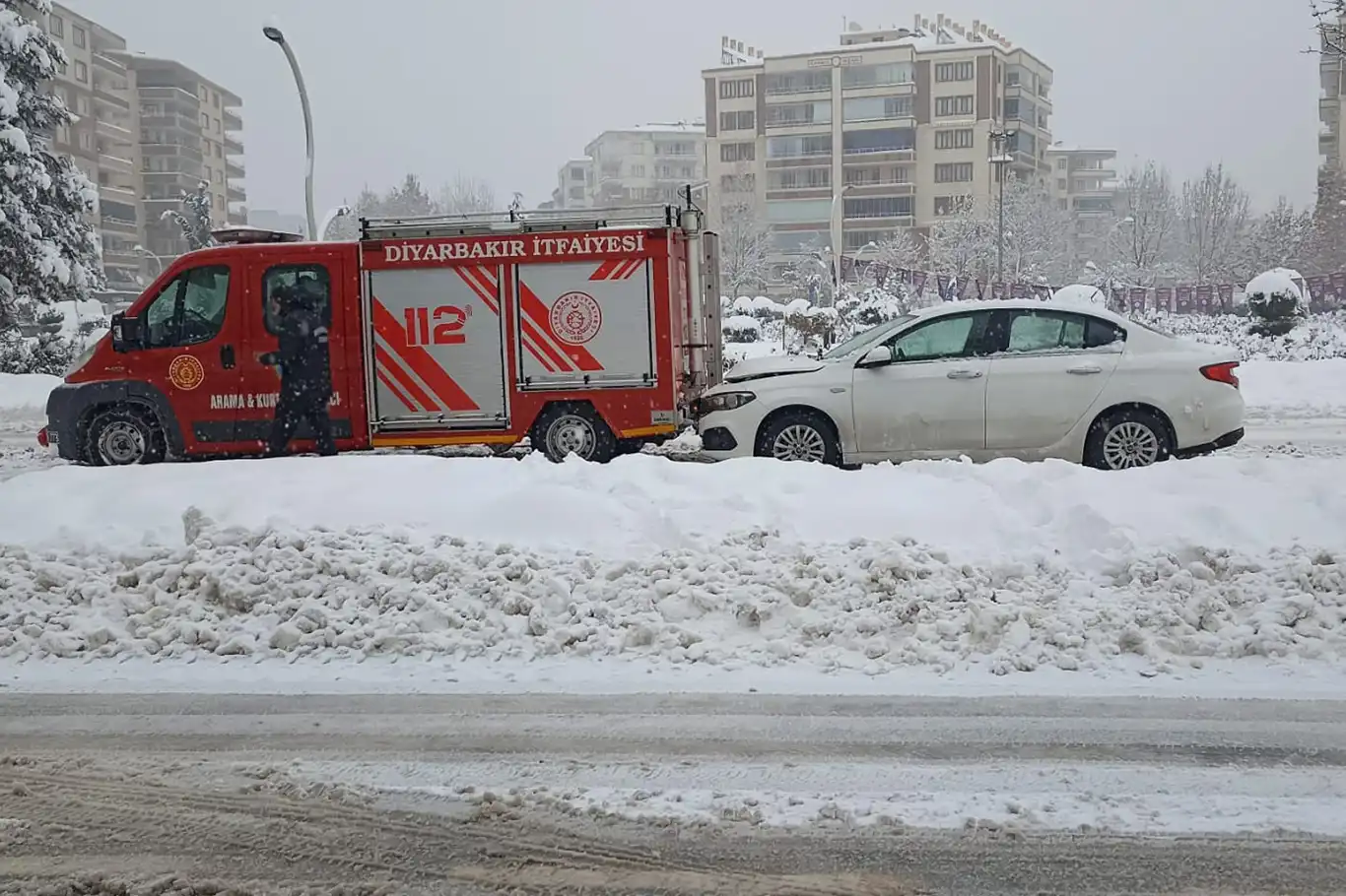 Diyarbakır'da otomobil itfaiye aracına çarptı