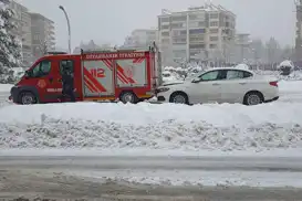 Diyarbakır'da otomobil itfaiye aracına çarptı